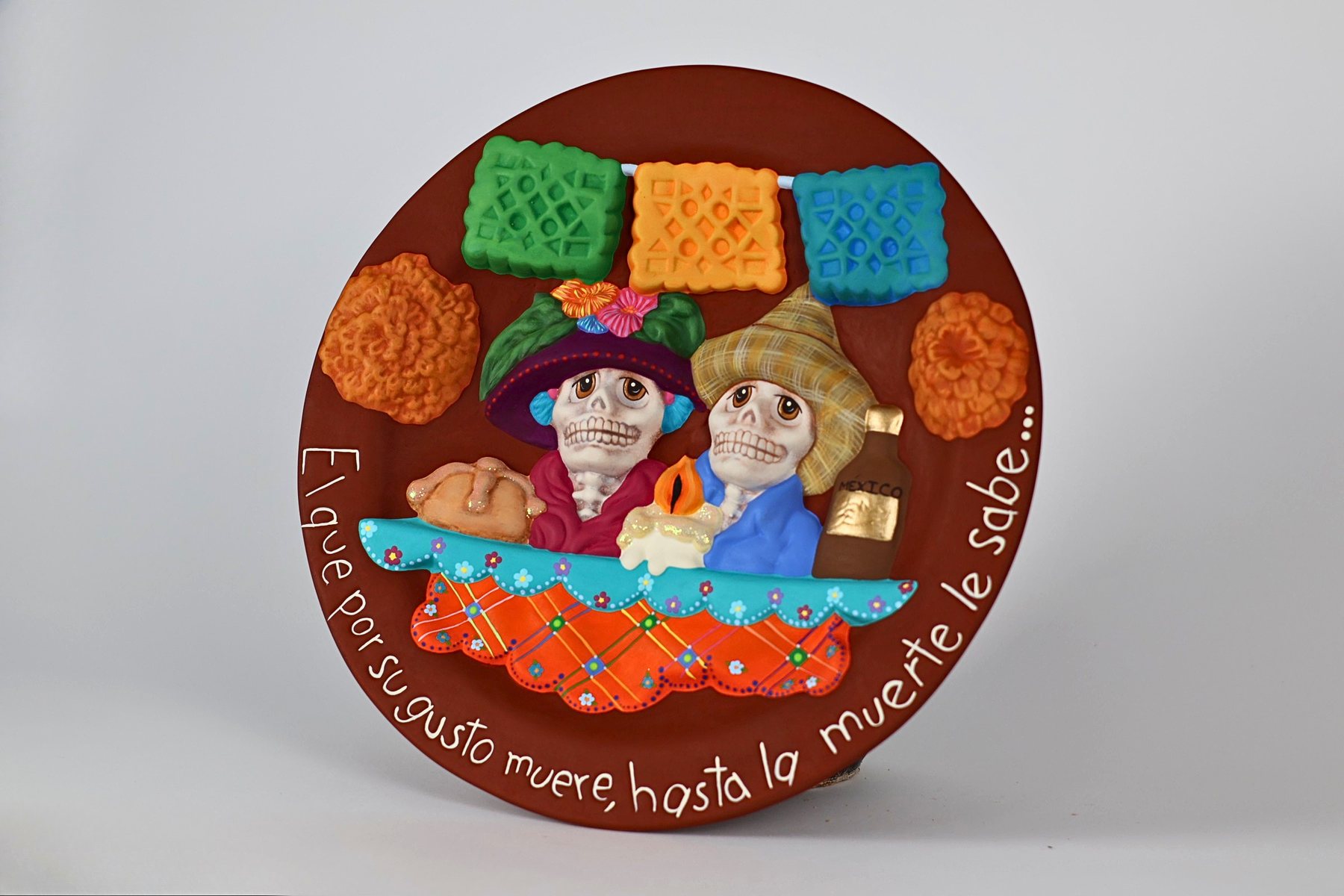 Pieza personalizada de cerámica con nombre caligrafiado en dorado