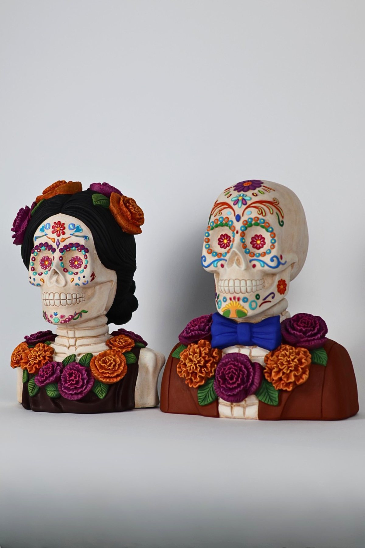 Carmen, artesana de Arte Huitzil, en su taller rodeada de piezas